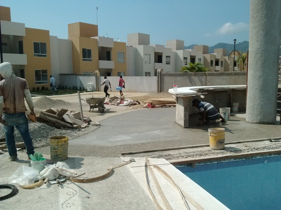 Construcción de alberca y área de asoleaderos