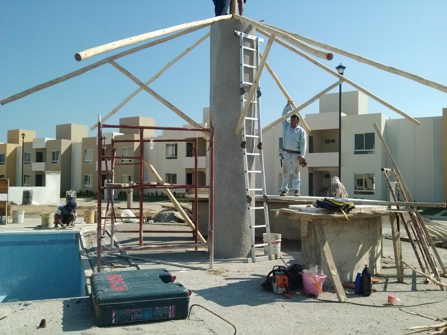 Construcción de alberca y área de asoleaderos