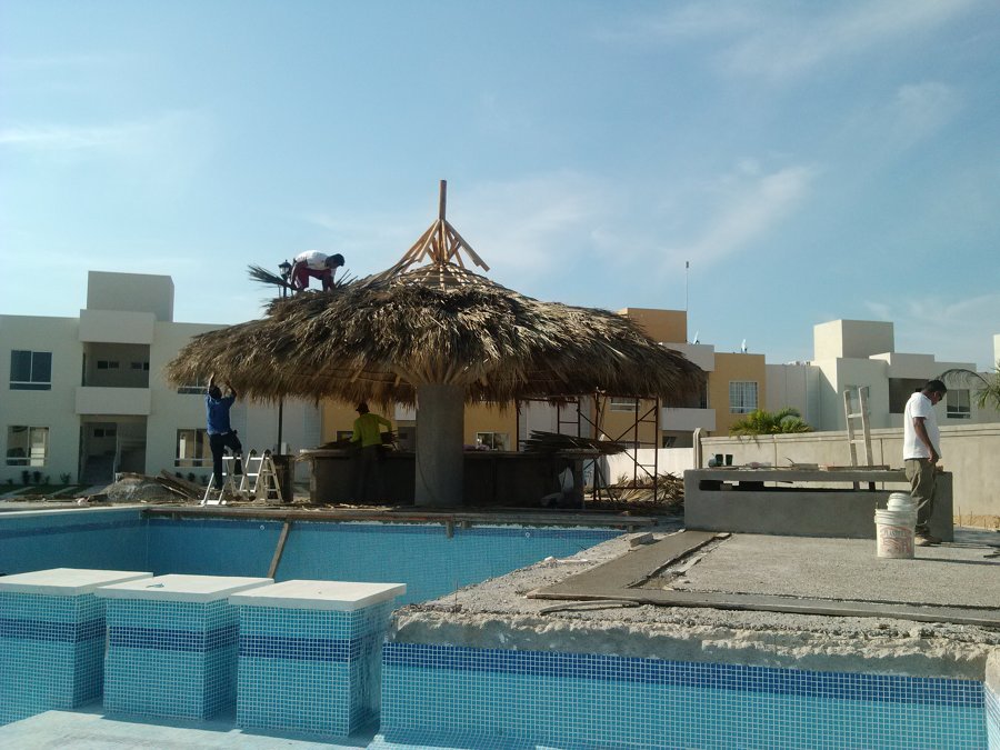Construcción de alberca y área de asoleaderos
