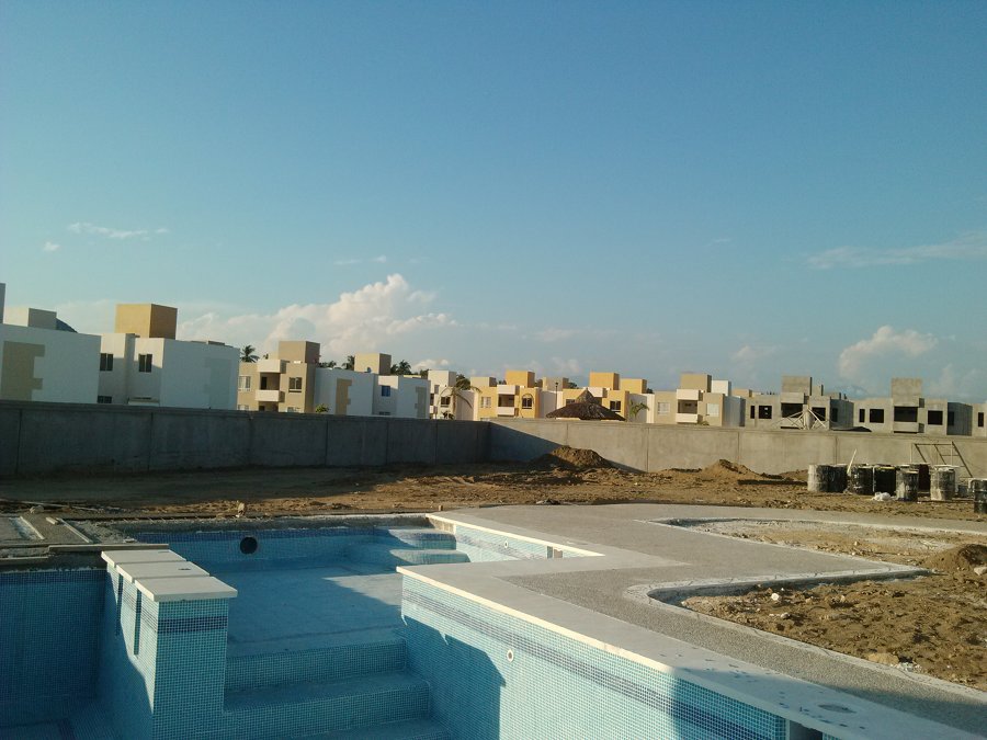 Construcción de alberca y área de asoleaderos