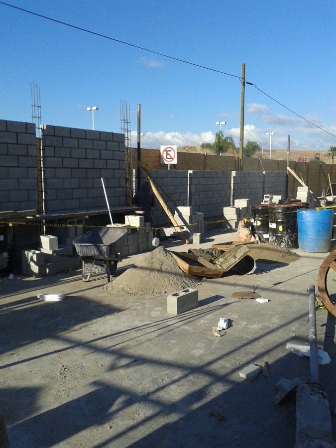 Construcción de la barda de 100 mt