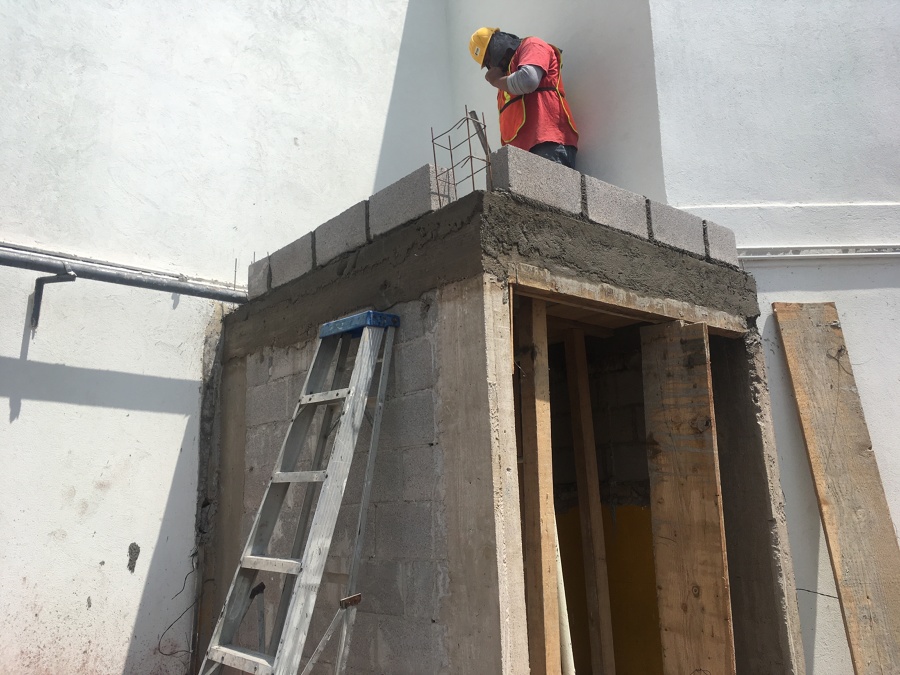 Construcción del cuarto de lubricantes.