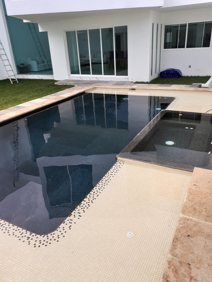 Construcción y revestimiento de alberca con instalación de Calefacción Solar