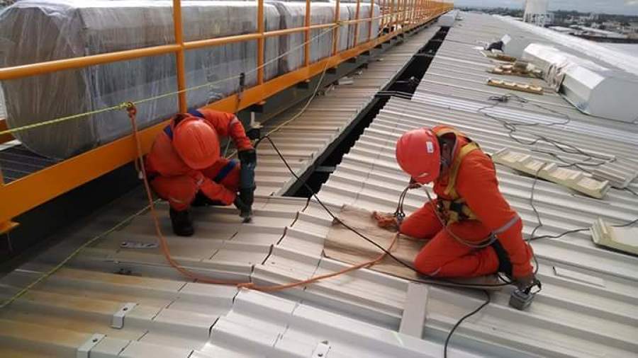 Corte en la techumbre para instalación de equipos