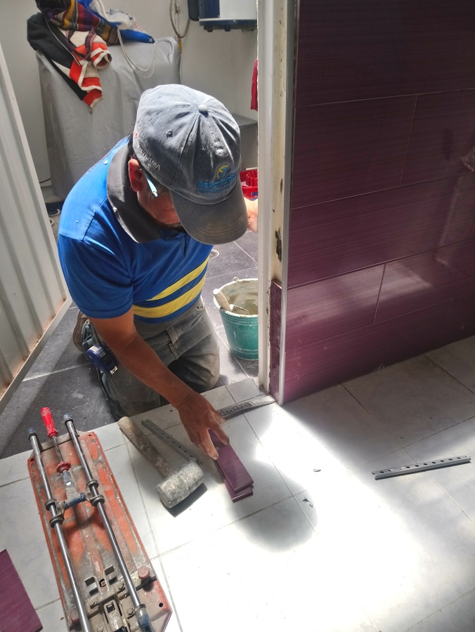 Corte y colocación de losas cerámicas.