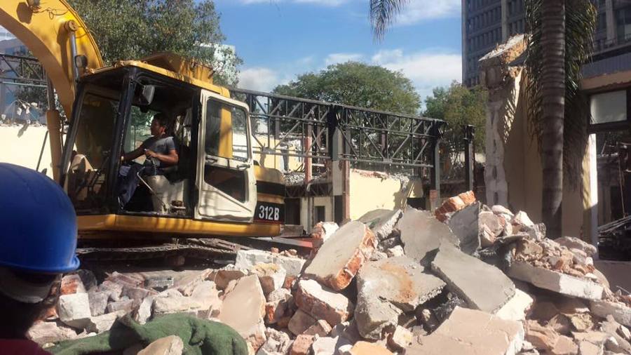 Demolicion de agencia bmw