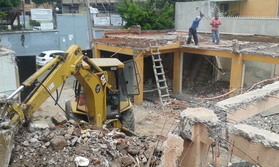 DEMOLICIÓN DE EDIFICACIÓN POR MEDIOS MECÁNICOS 