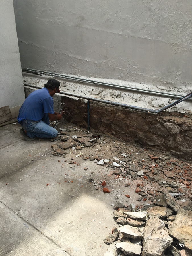 Demolición de muro existente y excavación para cimentación