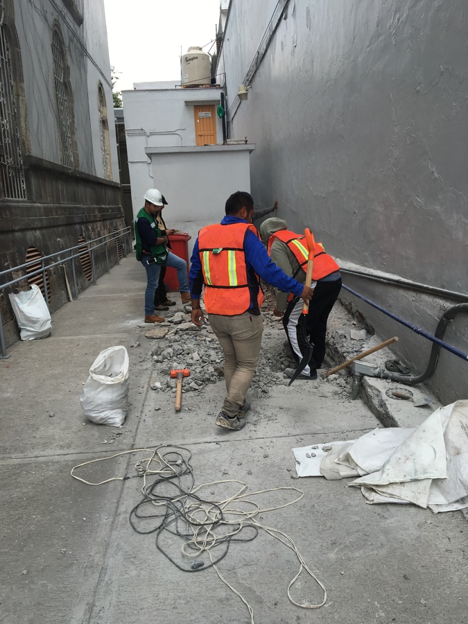 Demolición de muro existente y excavación para cimentación