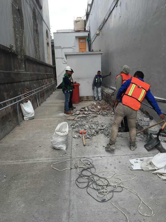 Demolición de muro existente y excavación para cimentación