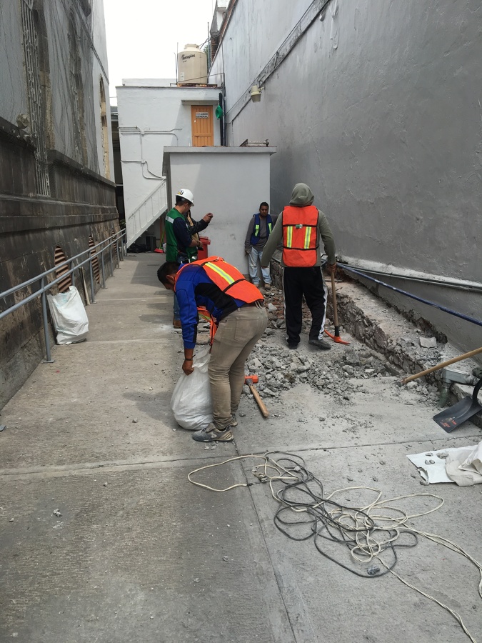 Demolición de muro existente y excavación para cimentación