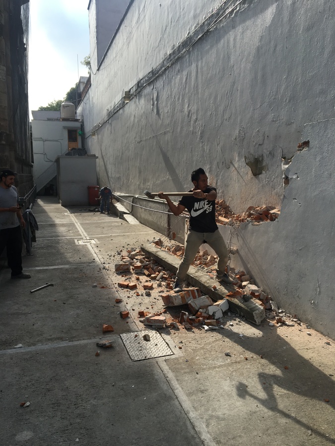 Demolición de muro existente y excavación para cimentación