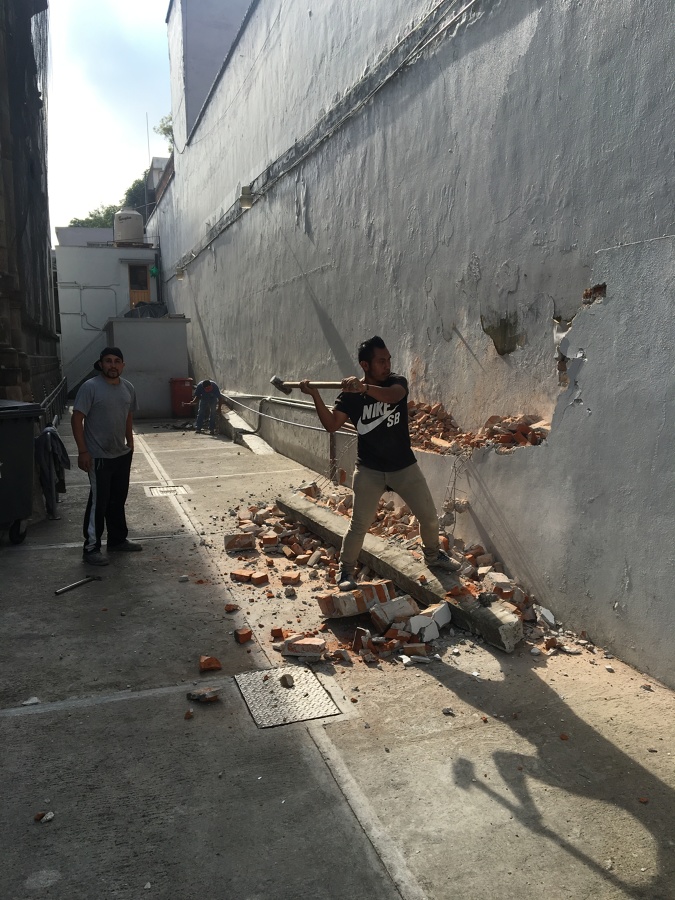 Demolición de muro existente y excavación para cimentación