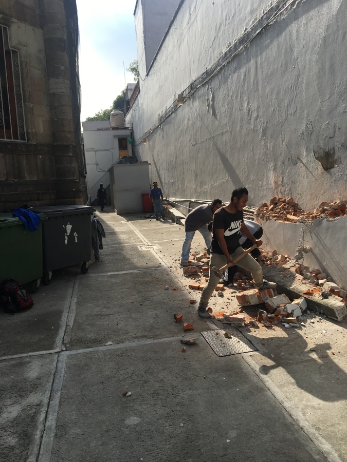 Demolición de muro existente y excavación para cimentación