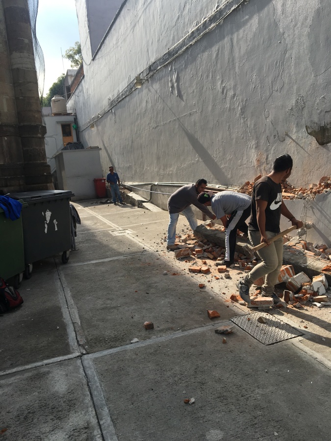 Demolición de muro existente y excavación para cimentación