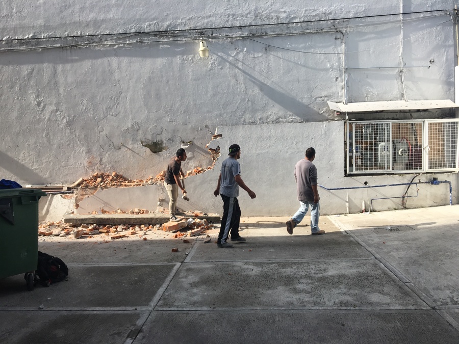 Demolición de muro existente y excavación para cimentación