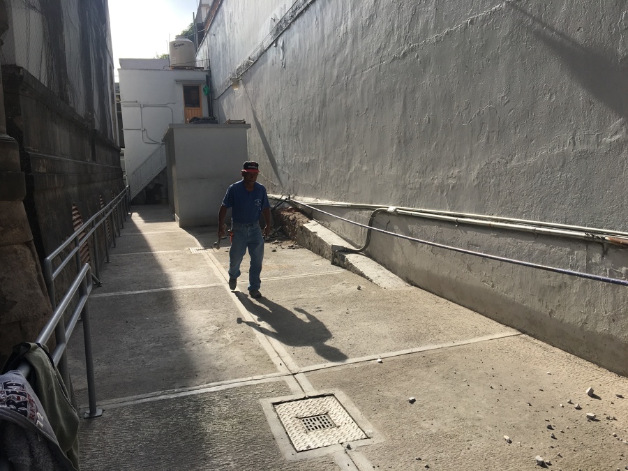 Demolición de muro existente y excavación para cimentación