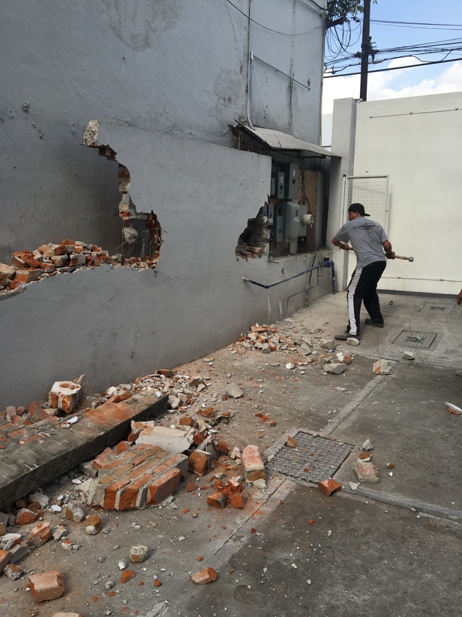 Demolición de muro existente y excavación para cimentación