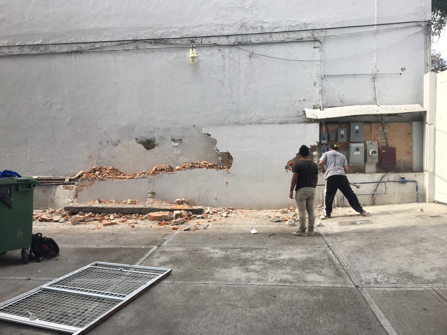 Demolición de muro existente y excavación para cimentación