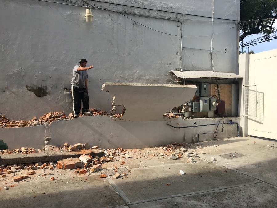Demolición de muro existente y excavación para cimentación