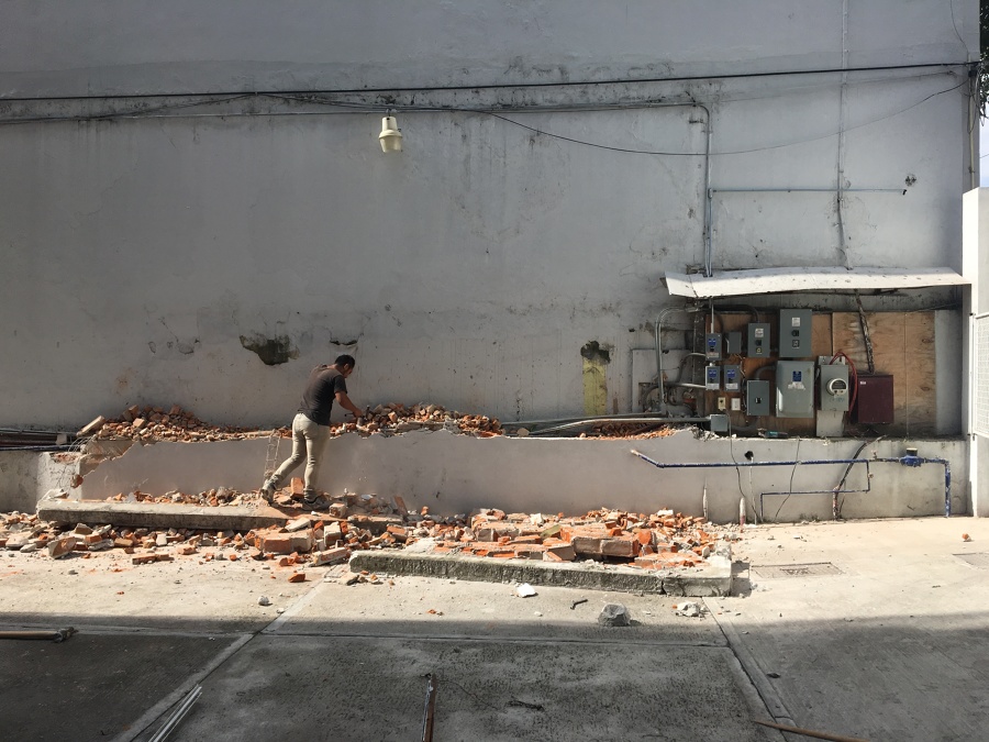 Demolición de muro existente y excavación para cimentación