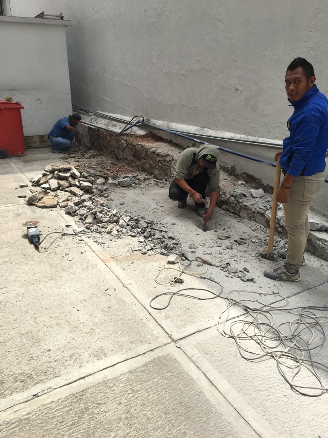 Demolición de muro existente y excavación para cimentación