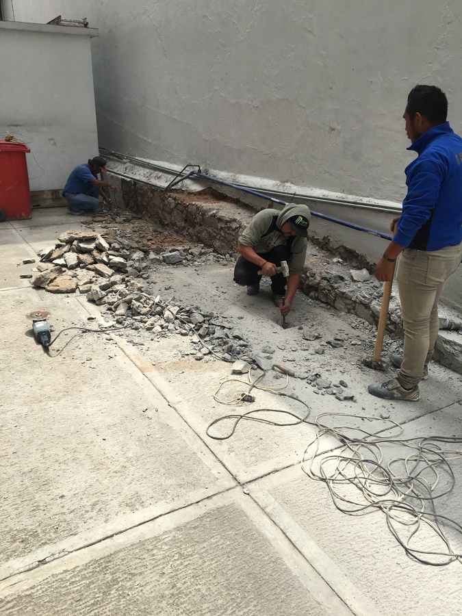 Demolición de muro existente y excavación para cimentación