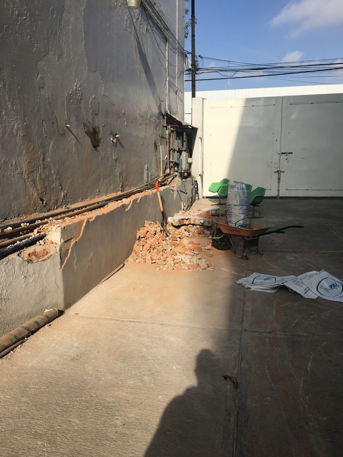 Demolición de muro existente y excavación para cimentación