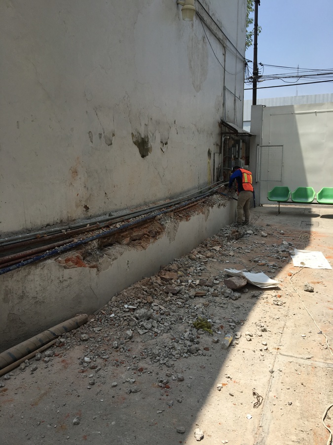 Demolición de muro existente y excavación para cimentación