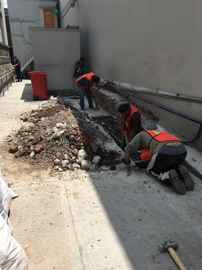 Demolición de muro existente y excavación para cimentación