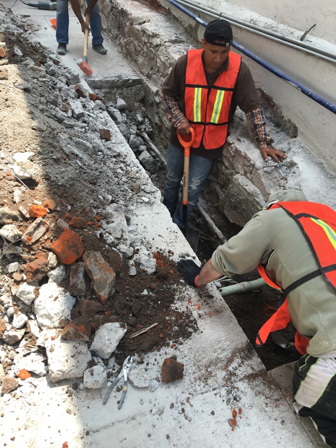 Demolición de muro existente y excavación para cimentación