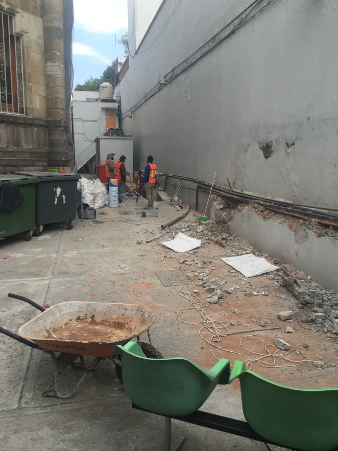 Demolición de muro existente y excavación para cimentación