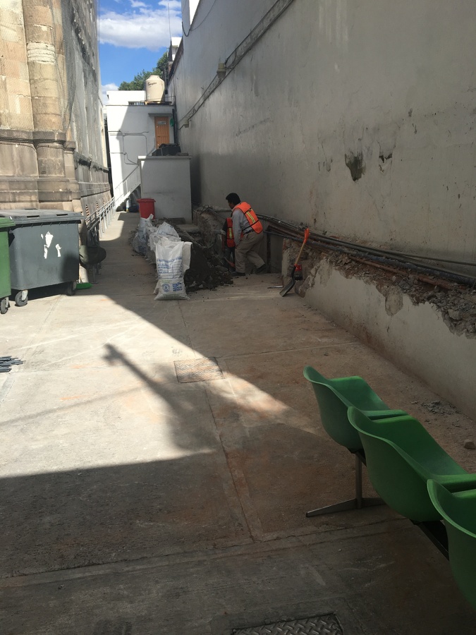 Demolición de muro existente y excavación para cimentación
