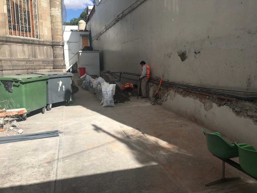 Demolición de muro existente y excavación para cimentación