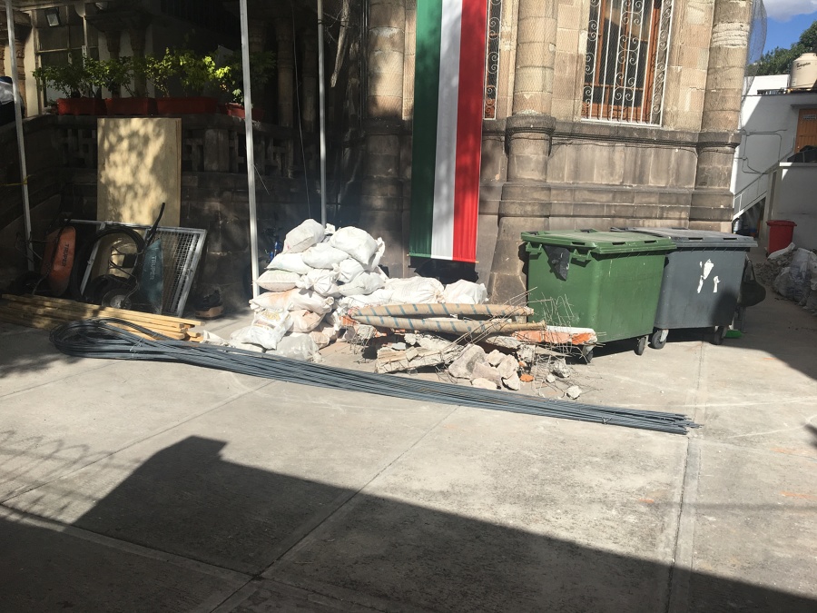 Demolición de muro existente y excavación para cimentación
