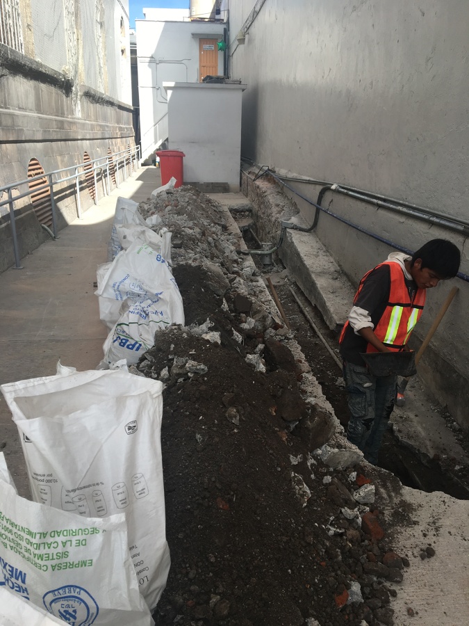 Demolición de muro existente y excavación para cimentación