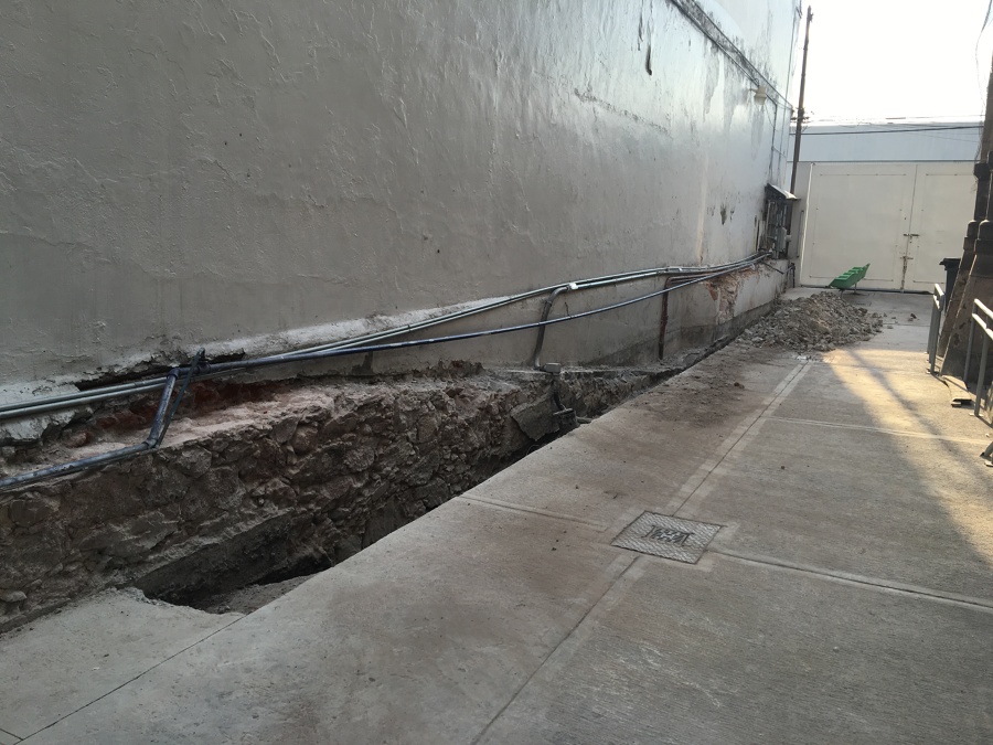 Demolición de muro existente y excavación para cimentación