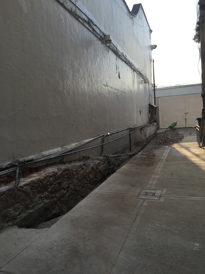 Demolición de muro existente y excavación para cimentación