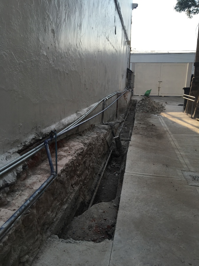 Demolición de muro existente y excavación para cimentación