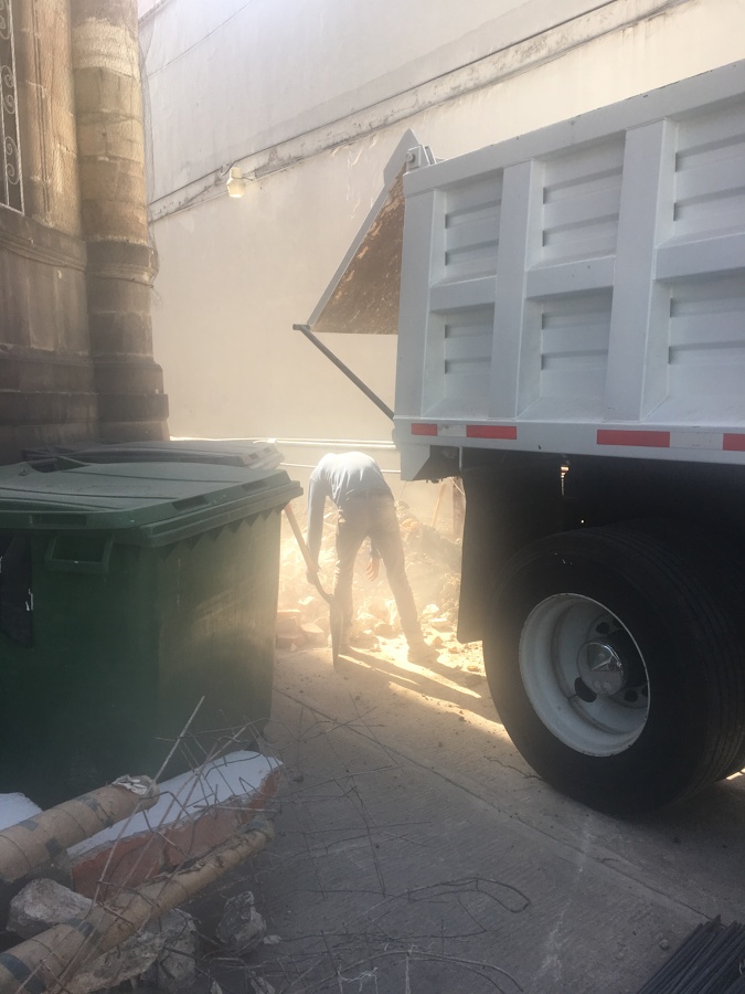 Demolición de muro existente y excavación para cimentación