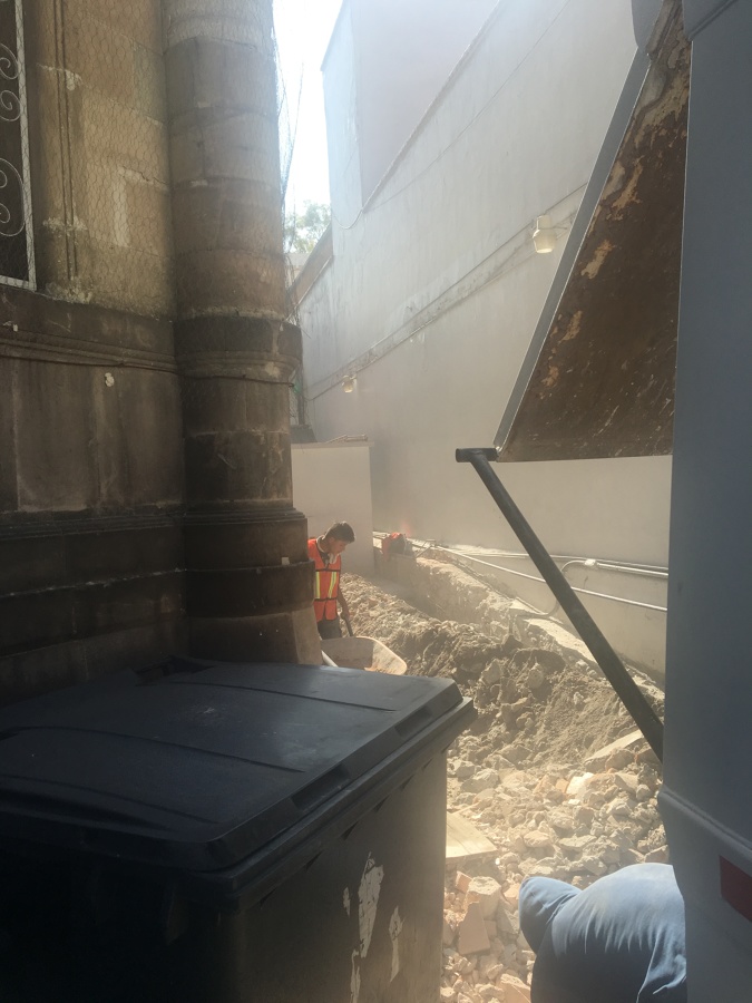 Demolición de muro existente y excavación para cimentación