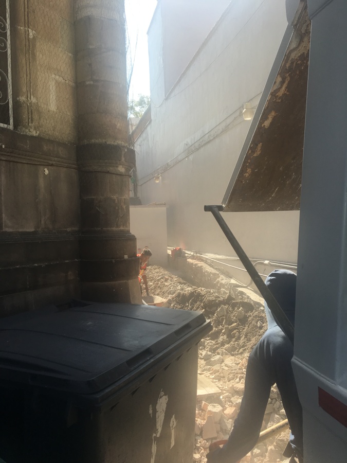 Demolición de muro existente y excavación para cimentación