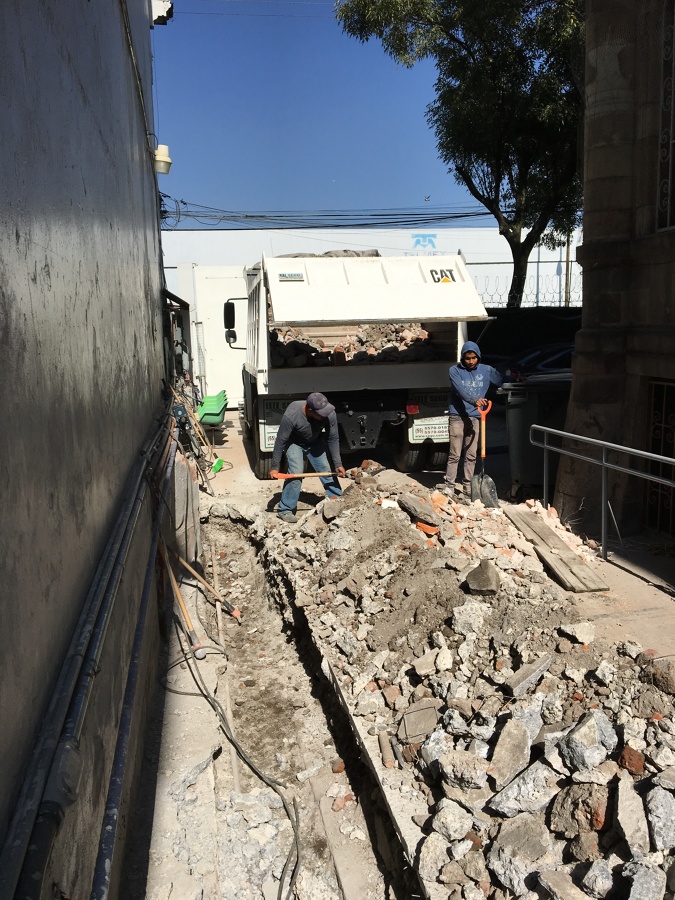 Demolición de muro existente y excavación para cimentación