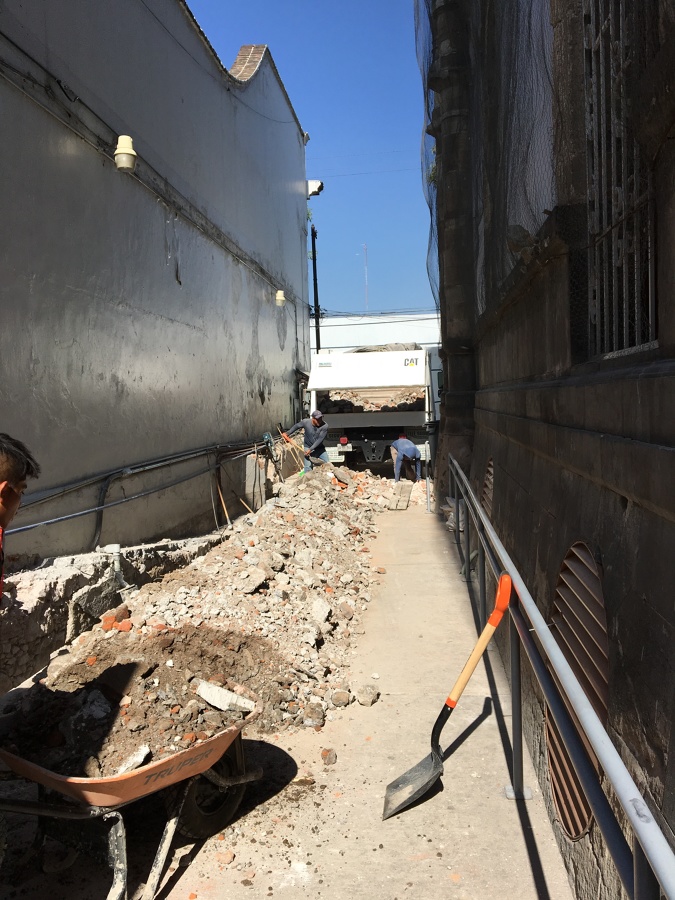 Demolición de muro existente y excavación para cimentación