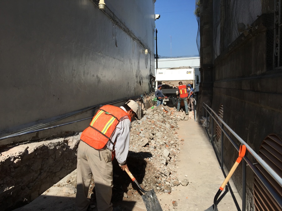 Demolición de muro existente y excavación para cimentación