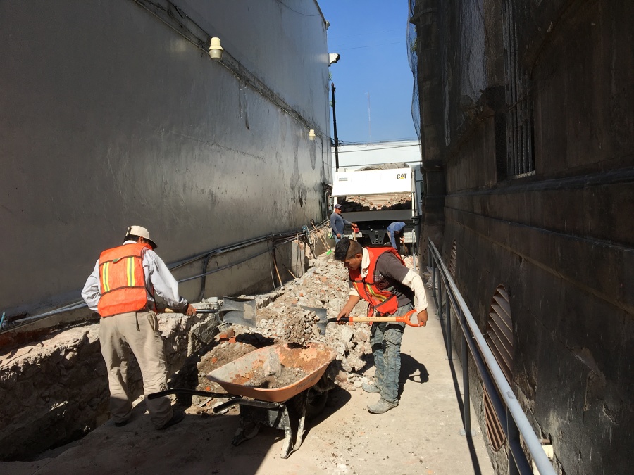 Demolición de muro existente y excavación para cimentación