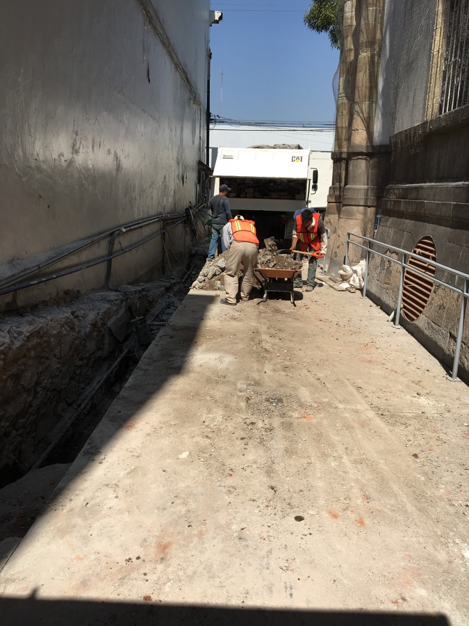 Demolición de muro existente y excavación para cimentación
