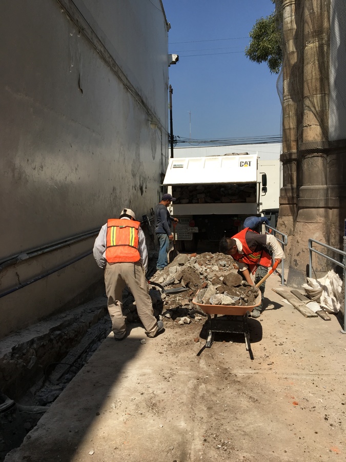 Demolición de muro existente y excavación para cimentación