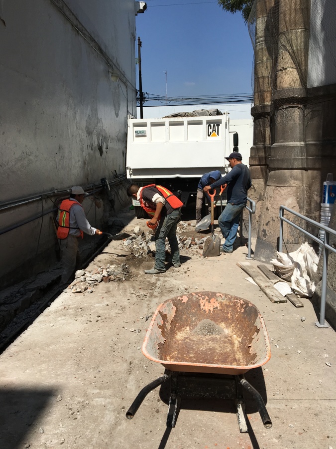 Demolición de muro existente y excavación para cimentación