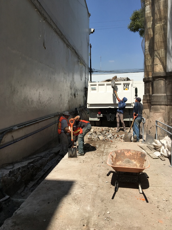 Demolición de muro existente y excavación para cimentación